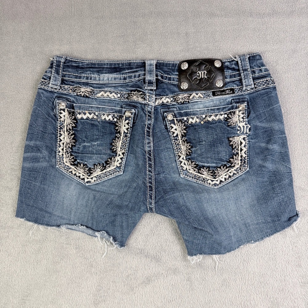 Miss Me Signature Boot Denim Shorts JP6390B Medium Wash Embroidered Size 30